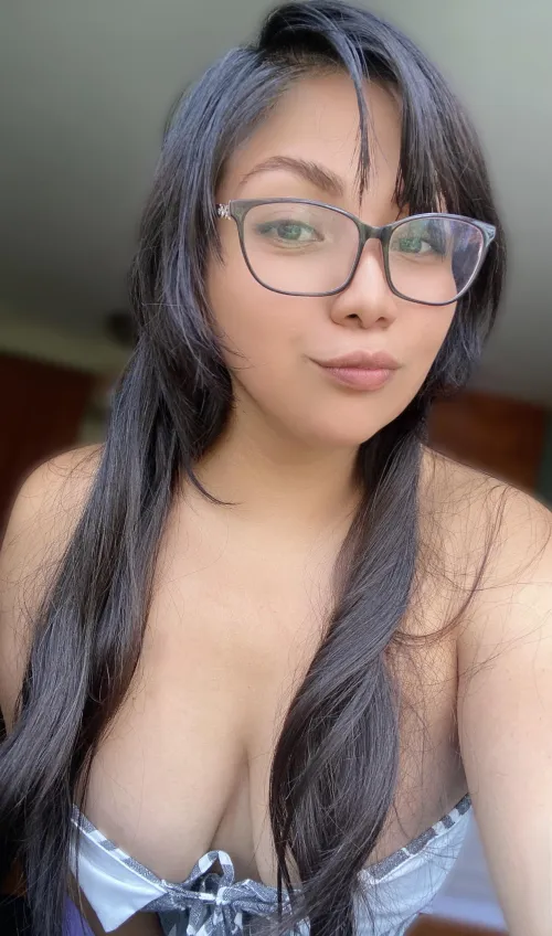 Thumbnail SexyAzucena Cheers for the Weekend: Let's Celebrate Cleavage