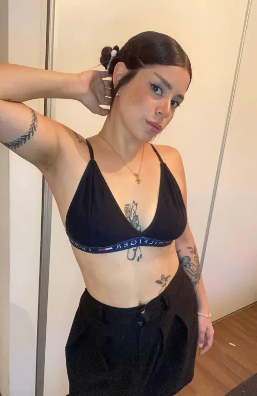 Thumbnail YourSweetChickk Shows off Trendy Tommy Croptop