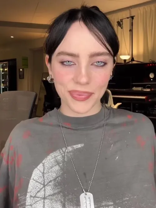 Thumbnail ukcountrylover Admires the Stunning Beauty of Celeb Billie Eilish