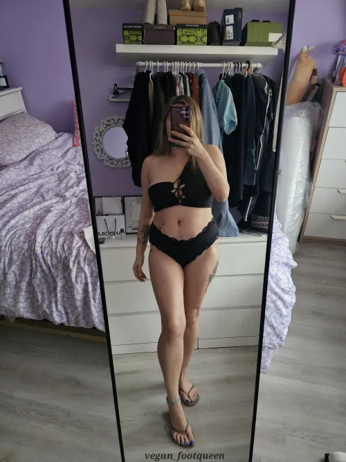 Thumbnail Veganfootqueen Asks: Are You Into Milfs in this Mirror Selfie?