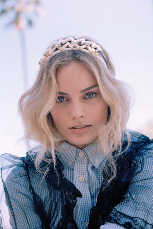 Thumbnail Margot Robbie: Unveiling the Epitome of Grace | Long_oil_