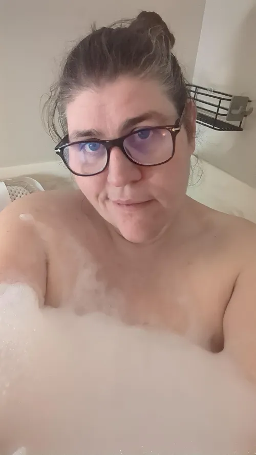 Thumbnail Bubble Bath Delight: Relaxing in Warm Waters | GeekyGWPlus