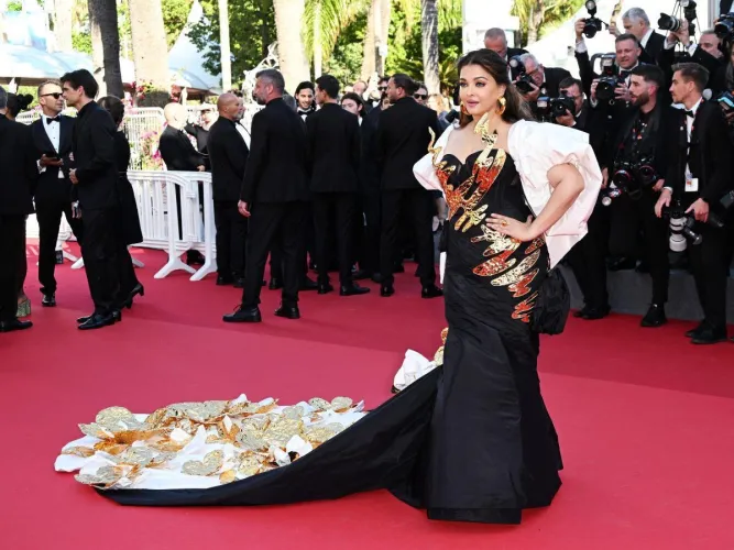 Thumbnail Aishwarya Rai Stuns at Cannes Film Festival 2024 - Witness the Elegance