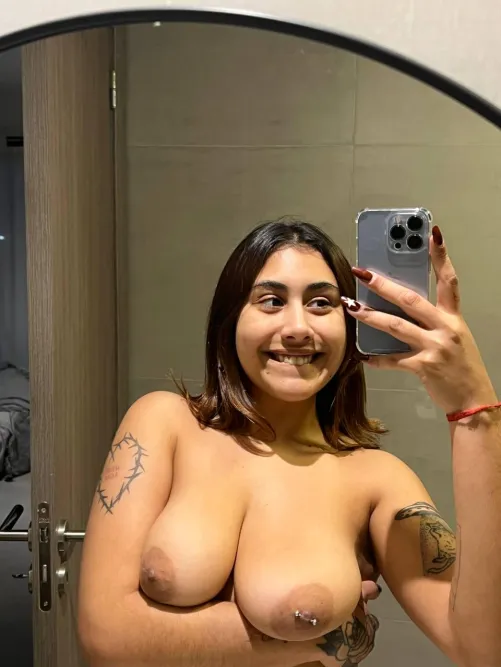 Thumbnail Play with Huge Boobs: flora_OFxo's Tempting Offer