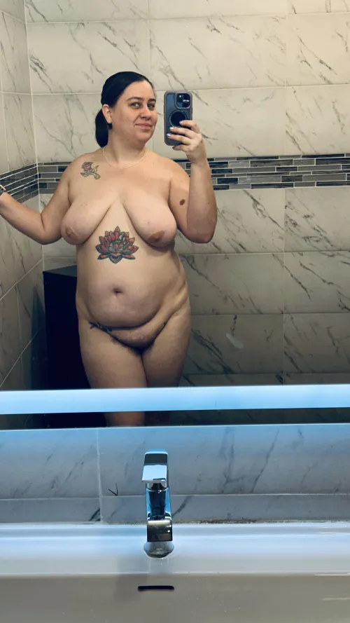 Thumbnail amburr-boobs Appreciates the Lighting in Nude Selfie