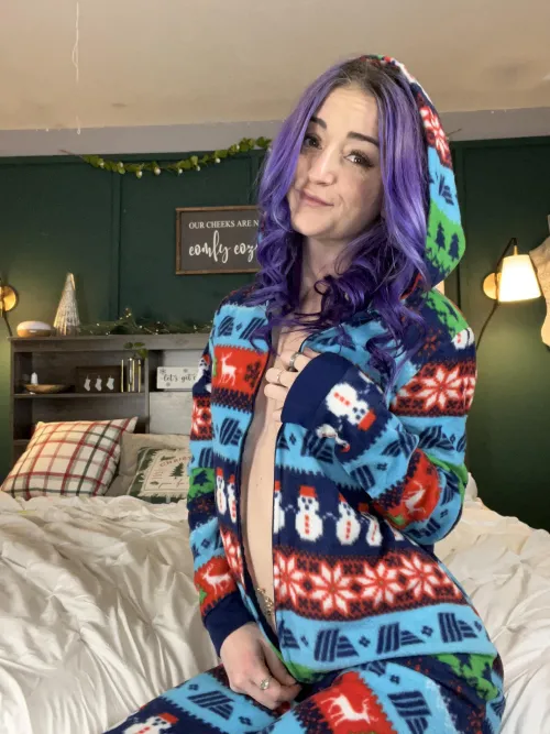 Thumbnail Cuddle Up: heyits_kells Invites You to Warmth and Comfort in Adorable_Girls