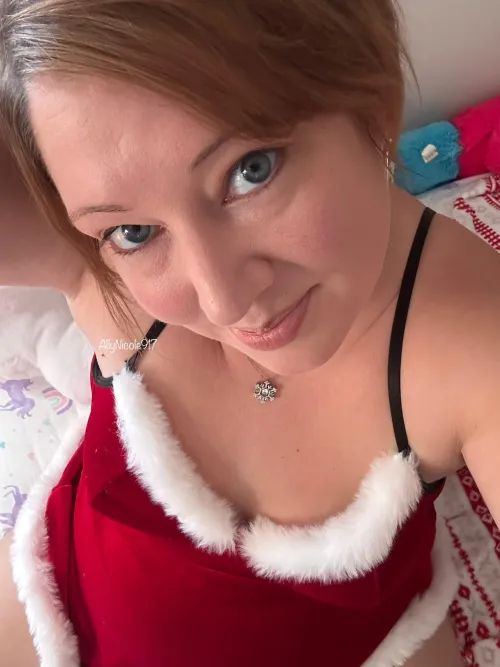 Thumbnail Naughty Mistletoe Desires: Sensual Kisses Galore with AllyNicole917 | amateur_milfs