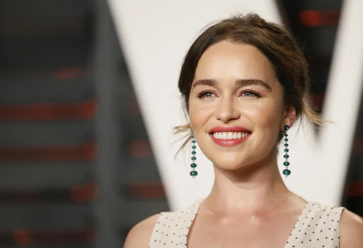 Thumbnail Embracing Elegance: Emilia Clarke | JumpySignature5588