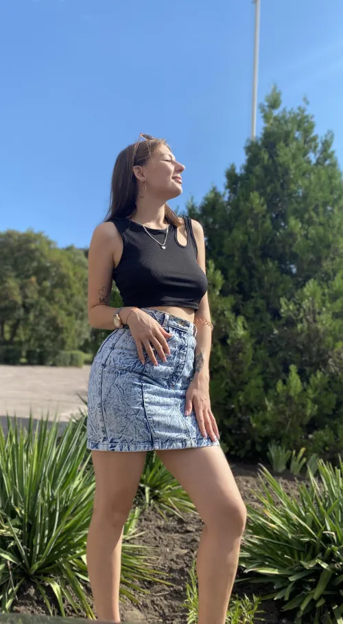 Thumbnail Revisiting the Crop Top Look with emorordemen | croptopgirls