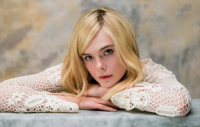 Thumbnail Graceful Charm: Elle Fanning | rom003