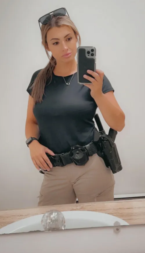 Thumbnail Feeling Fit: Greeting Time - Lyndam12 Girlswithguns