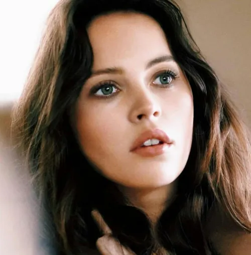 Thumbnail Elegance Personified: Felicity Jones | rom003