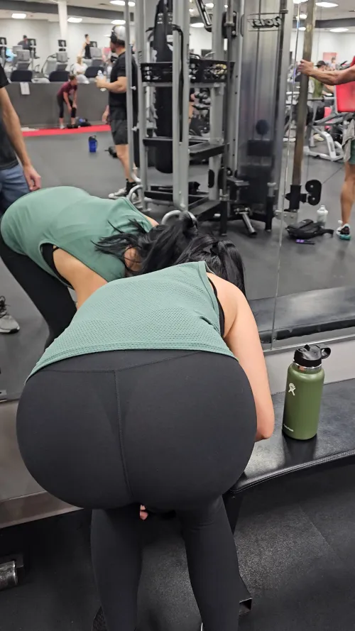 Thumbnail Enjoying Peachy Gym Views in YogaPants - By bootyfull_britt