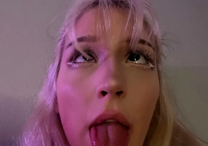 Thumbnail Busty_Eloise Wishes Happy Holidays as RealAhegao Enthusiast