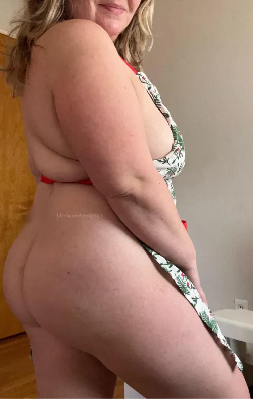 Thumbnail Discrete-Petite Wishes a Merry Xxxmas in mombod Fashion