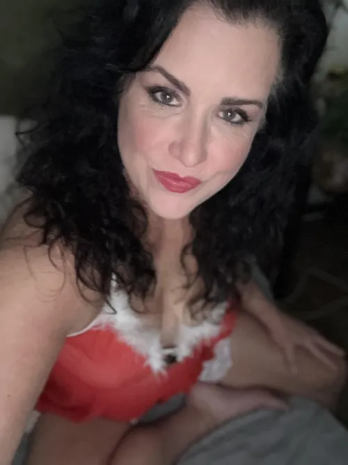 Thumbnail Mrs. Claus: MILF-Southern's Festive Service