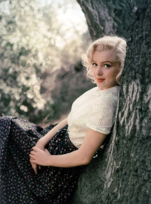 Thumbnail Marilyn Monroe: Timeless Beauty Icon by bloob_appropriate123 | PrettyGirls