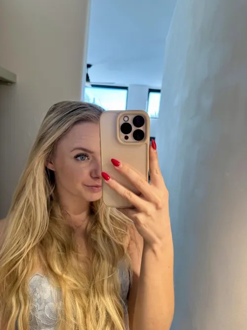 Thumbnail Enjoy Playful Morning Selfie by Urfavvsophie | MirrorSelfie