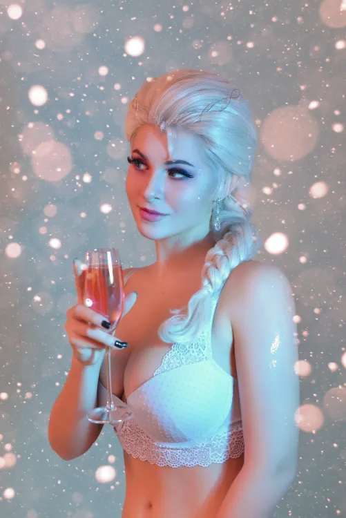 Thumbnail Frozen Cosplay Magic: Elsa by Yuna Kairi | cosplaygirls