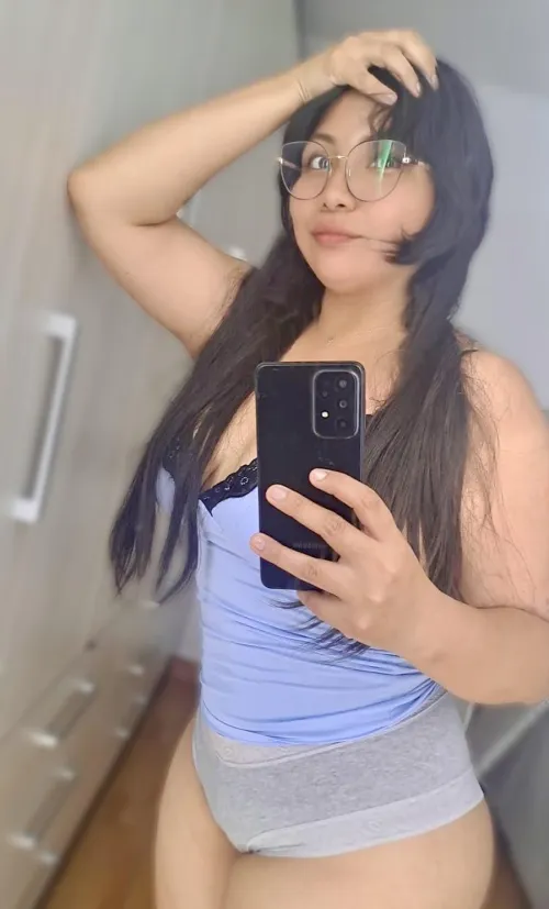 Thumbnail SexyAzucena Shares a Cute MirrorSelfie to Celebrate