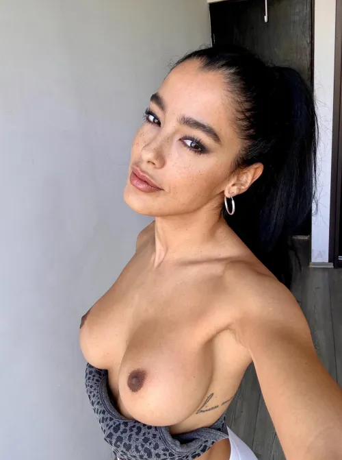 Thumbnail Savor the Feast: BrownAshXO Tempts with Perfect Breasts in a Nude Selfie