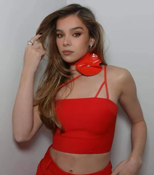 Thumbnail Exploring Hailee Steinfeld with Positive-Article-654