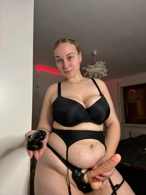 Thumbnail madisonxoxohobbs' Xmas Gift Awaits Unveiling in BDSM