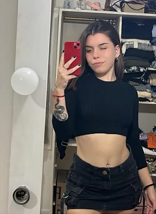 Thumbnail lunitafr Raves About 'This Black Top': A Stylish Highlight for croptopgirls