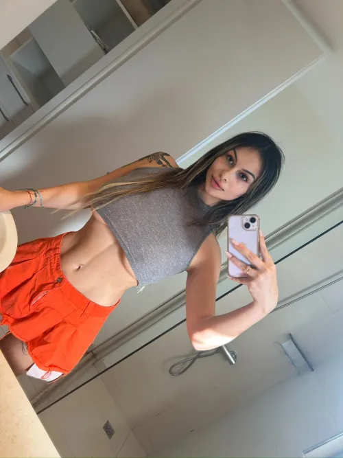 Thumbnail Seduction in croptopgirls: Daniele8976's Tempting Offer