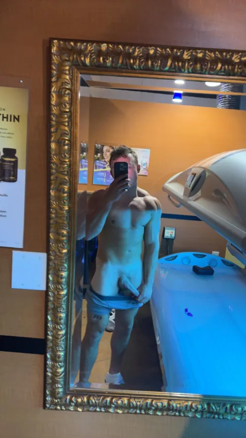 Thumbnail Having Fun in the Tanning Salon - GaybrosGoneWild Exploration