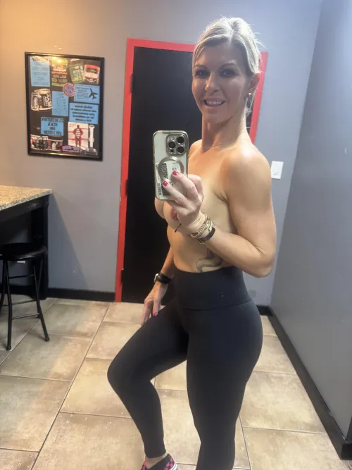 Thumbnail fitnesswife1983's Innocent Gym Selfie in the World of Milfie