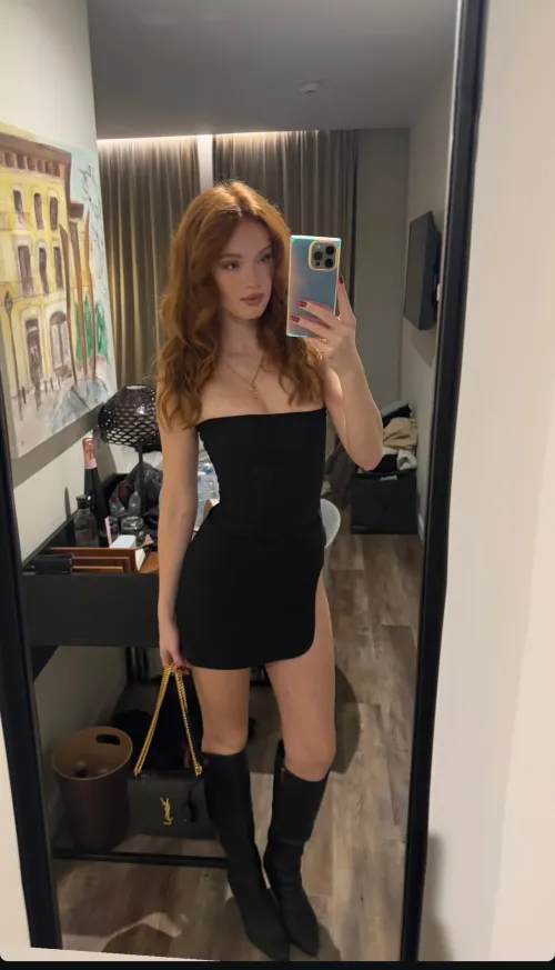 Thumbnail Captivating Redhead Beauty - Explore the Allure of Tight Dresses