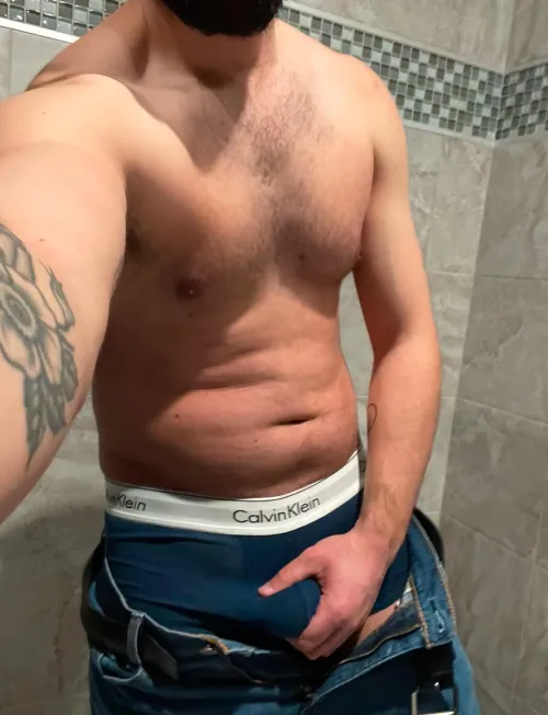 Thumbnail Post-Gym Dilemma: flurtcobain69 Seeks Help in Bulges Adventure