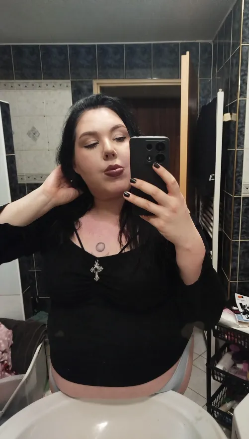 Thumbnail PrinceznaViktorka's Intriguing Persona: Your Dark Princess with Big Belly in ssbbw