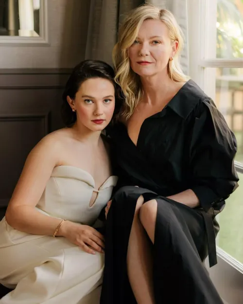 Thumbnail Double the Elegance: Cailee Spaeny & Kirsten Dunst | Gentlemanboners