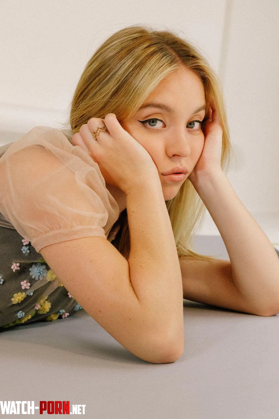 Sydney Sweeney  by summercloudsadness