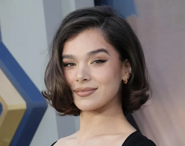 Thumbnail Hailee Steinfeld: Embodying Beauty & Talent | EntertainmentOk4739