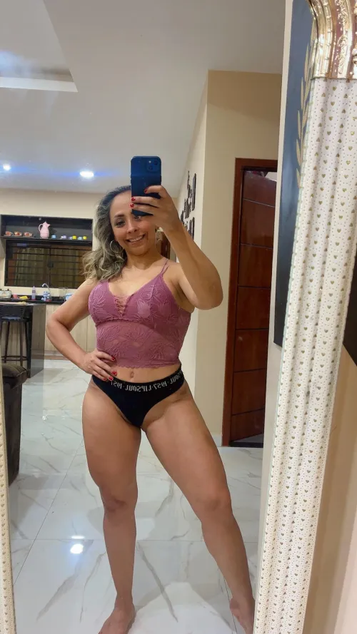 Thumbnail girlypinkyx Presents a Stunning Mirror Selfie Today