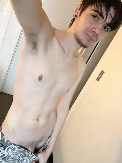 Thumbnail Just Got Out of the Shower: An Intimate Glimpse by trashhaccount02 in GaybrosGoneWild