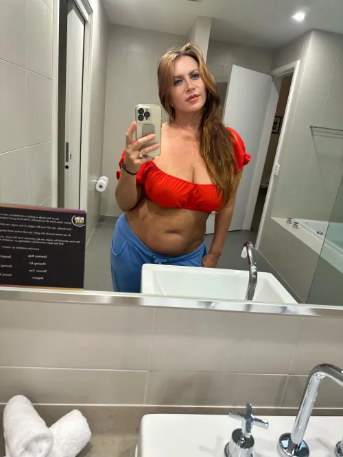 Thumbnail Foxysockzgirl Shares a Casual Bathroom Selfie in Cleavage Category