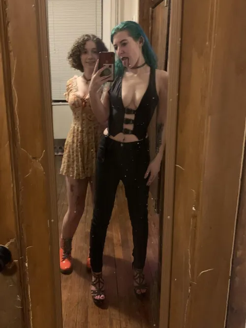 Thumbnail Get Ready for a Night Out with sirenskiss3's Stunning Mirror Selfie