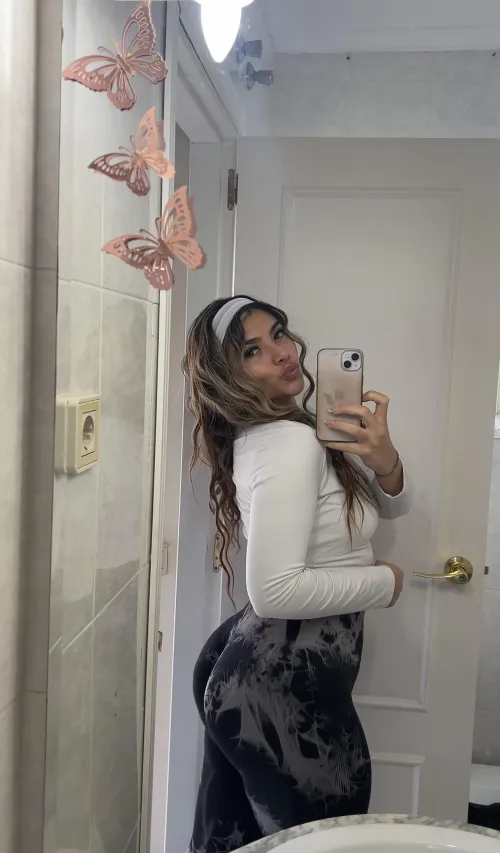 Thumbnail Curly Hair & Big Booty: Olivia's Allure in LatinaMilfs