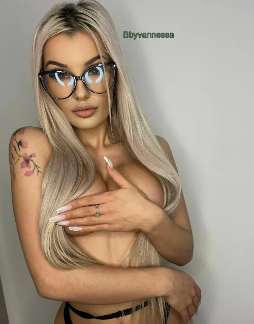 Thumbnail Engage in Sensual Handbra Moments with Bbyvannessa