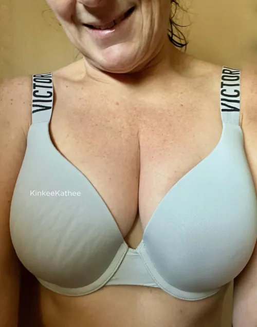 Thumbnail KinkeeKathee Showcases Freckly All-natural Hippie MILF Cleavage