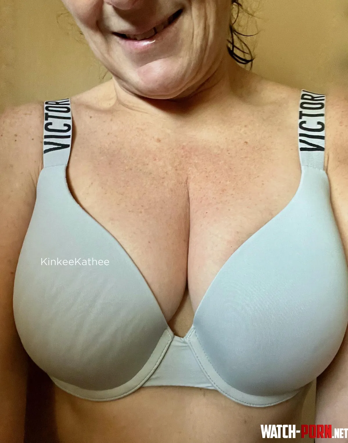 freckly allnatural hippie milf cleavage by KinkeeKathee