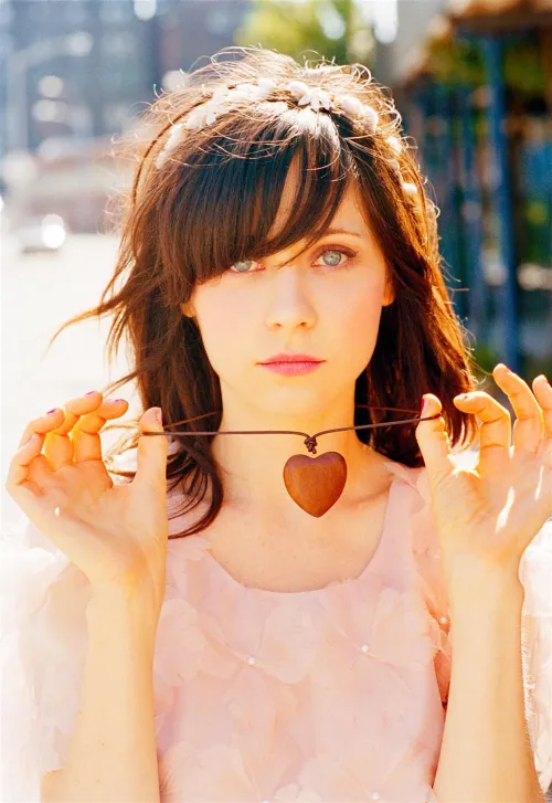 Thumbnail Zooey Deschanel: Exploring the Charm of a Hollywood Star | summercloudsadness