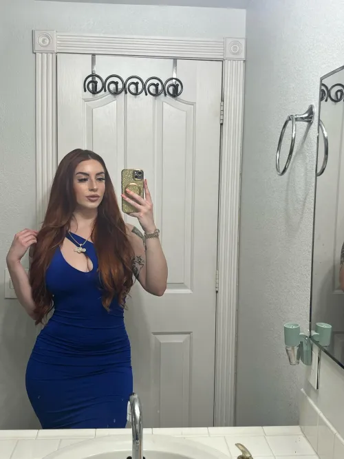 Thumbnail redheademss' Bold Confidence: Serving Body in MirrorSelfie