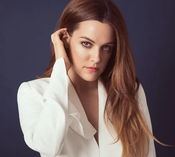 Thumbnail Riley Keough: Unveiling Natural Beauty with veil18