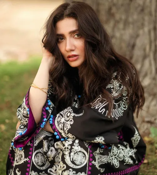 Thumbnail Mahira Khan: A Look at the Stunning Actress | James007BondUK