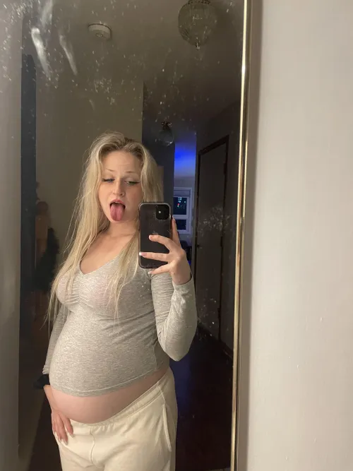 Thumbnail Exploring a Pregnant Body: snownymph666's Intriguing Inquiry